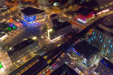 Berlin, Almanya - 16 Ağustos 2018: Fernsehturm (televizyon kulesi geceden binasında görünüm).