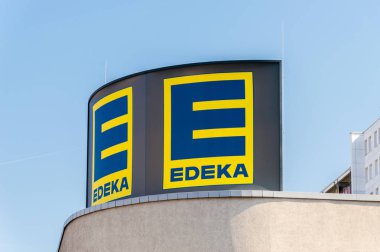 Berlin, Almanya - 17 Ağustos 2018: Logo ve Edeka en büyük Alman süpermarket iz.