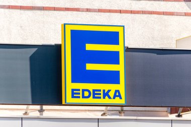 Berlin, Almanya - 17 Ağustos 2018: Berlin'de bir Edeka mağaza çatısı logosuna.
