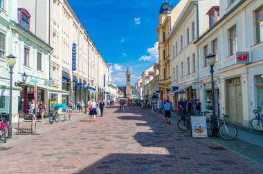 Potsdam, Almanya - 17 Ağustos 2018: Potsdam, Brandenburger sokak.
