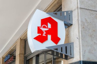 Potsdam, Almanya - 17 Ağustos 2018: Almanca kase, Hygieia olarak logo Alman eczane.
