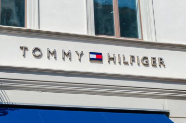 Potsdam, Almanya - 17 Ağustos 2018: Logo ve tasarımları ve alt Pazar giyim üreten Tommy Hilfiger Amerikan çokuluslu şirketler iz.