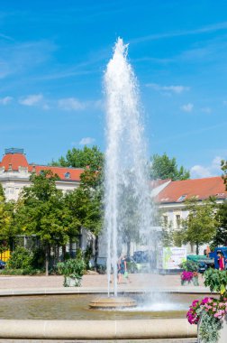 Potsdam, Almanya - 17 Ağustos 2018: Su çeşme Luisenplatz meydanında silüeti.