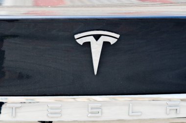 Potsdam, Almanya - 17 Ağustos 2018: Tesla Motors logosuna siyah bir araba.