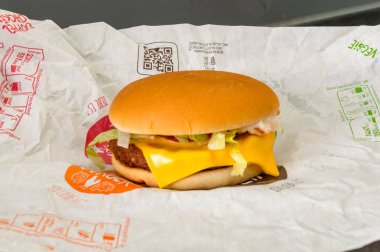 Potsdam, Almanya - 17 Ağustos 2018: Veggieburger TH, Vejetaryen hamburger Mcdonald's dan.