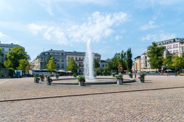 Potsdam, Almanya - 17 Ağustos 2018: Çeşme Luisenplatz meydanında.