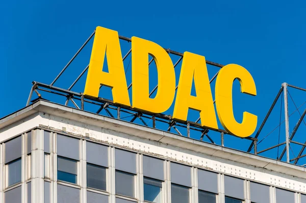 Berlin, Almanya - 16 Ağustos 2018: Logo ve Adac şirket iz.