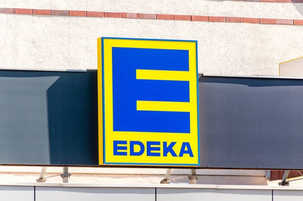 Berlin, Almanya - 17 Ağustos 2018: Berlin'de bir Edeka mağaza çatısı logosuna.