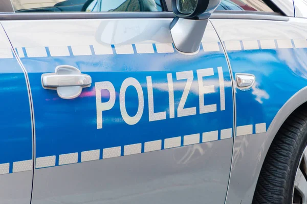 Alman polisi işaret devriye arabası üstünde.