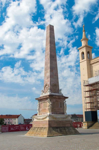 波茨坦 2018年8月17日 大理石方尖碑在老市场广场上的装饰 — 图库照片