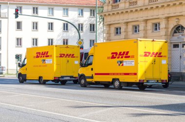 Potsdam, Almanya - 17 Ağustos 2018: Sarı Dhl teslim van sokakta.