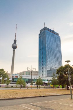 Berlin, Almanya - 17 Ağustos 2018: Berliner Fernsehturm (televizyon kulesi) ve Park Inn by Radisson Berlin Alexanderplatz hotel günbatımı zamanı adlı.