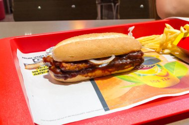 Berlin, Almanya - 17 Ağustos 2018: Mcdonald Mcrib sandviçte Almanca Mcdonald.