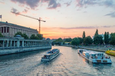 Berlin, Almanya - 17 Ağustos 2018: Görünüm günbatımı Friedrichs Brucke Köprüsü'nden Spree Nehri üzerinde.
