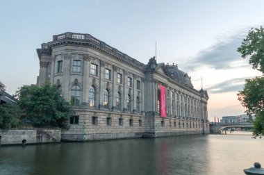 Berlin, Almanya - 17 Ağustos 2018: Bode Müzesi Spree Nehri üzerinde.