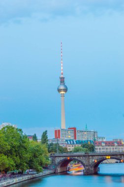 Berlin, Almanya - 17 Ağustos 2018: Spree Nehri Berliner Fernsehturm ile akşam, Berlin, Almanya.