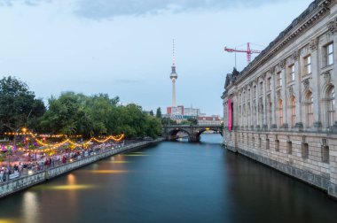 Berlin, Almanya - 17 Ağustos 2018: Spree Nehri Berliner Fernsehturm ile akşam, Berlin, Almanya.