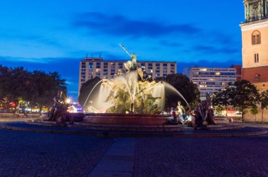 Berlin, Almanya - 17 Ağustos 2018: Neptün Çeşmesi geceleri.