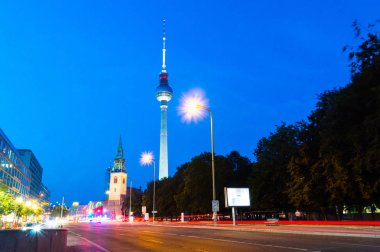 Berlin, Almanya - 17 Ağustos 2018: Berlin Tv Kulesi ile sokak gece görünümü.