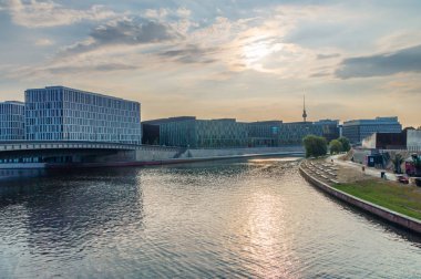 Berlin, Almanya - 18 Ağustos 2018: Spree Nehri yakınında Spreebogen Park gündoğumu, Berlin, Almanya.