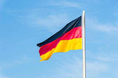 Mavi gökyüzü Alman Ulusal bayrağını.