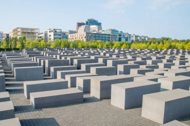 Berlin, Almanya - 18 Ağustos 2018: Öldürülen Yahudilerin Avrupa anıt bakış.