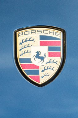 Berlin, Almanya - 18 Ağustos 2018: Porsche logo yakın çekim siyah bir araba.