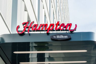 Berlin, Almanya - 18 Ağustos 2018: Hampton by Hilton logo ve işareti.