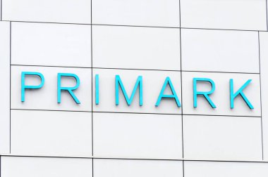 Berlin, Almanya - 18 Ağustos 2018: PRIMARK logo ve işareti. Düşük maliyetli bir İrlandalı giyim ve aksesuarları perakendeci PRIMARK olduğunu.
