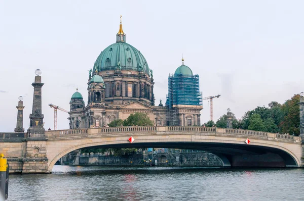 Berlín Alemania Agosto 2018 Friedrichs Brucke Bridge Evangelical Supreme Parish —  Fotos de Stock