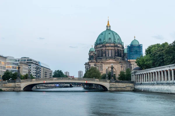 Berlín Alemania Agosto 2018 Friedrichs Brucke Bridge Yberlin Cathedral —  Fotos de Stock