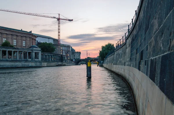 Berlin Niemcy Sierpień 2018 Zachód Słońca Nad Szprewą Pobliżu Wyspa — Zdjęcie stockowe