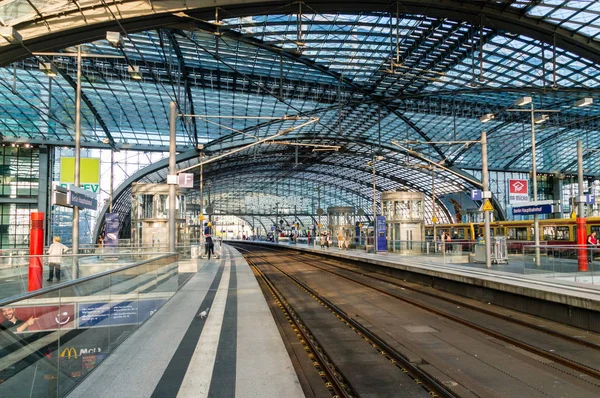 Berlin, Almanya - 18 Ağustos 2018: Görünüm içinde Berlin Hauptbahnhof Gar binası.