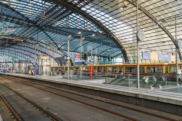 Berlin, Almanya - 18 Ağustos 2018: Berlin Merkez İstasyonu (Hauptbahnhof) Berlin'de. Kasaba ve Avrupa'nın en büyük Kapısı İstasyonu Ana Tren İstasyonu.
