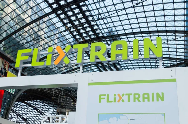 Berlin, Almanya - 18 Ağustos 2018: Logo ve Flixtrain Berlin Merkez Tren Garı (Hauptbahnhof bir iz).