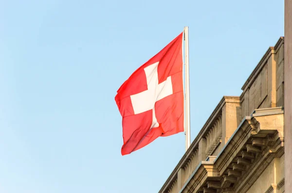飘扬的瑞士国旗 — 图库照片