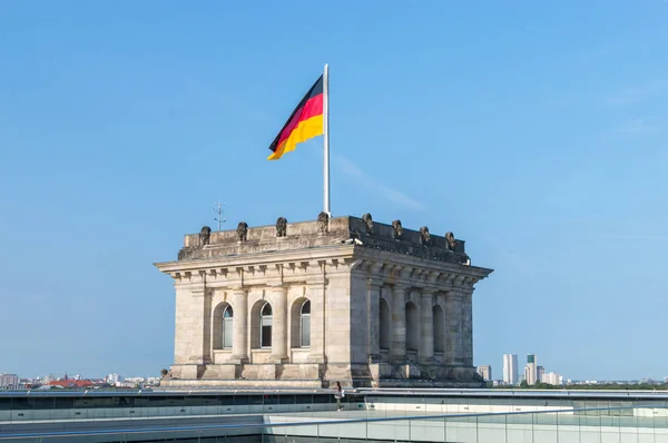 Здание Рейхстага Бундестага Германским Флагом Башне — стоковое фото