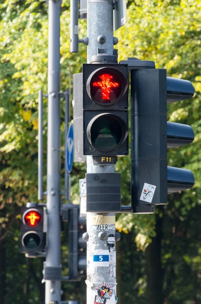 Berlín Německo Srpna 2018 Červená Pěší Lampa Berlíně — Stock fotografie