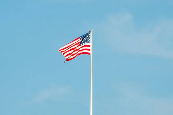 Macha Flagą Usa Błękitne Niebo — Zdjęcie stockowe