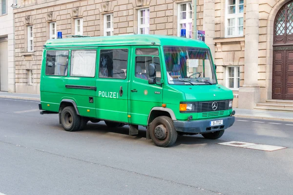 Berlin, Almanya - 18 Ağustos 2018: Yeşil Alman polis Mercedes Benz 711d otomobil.