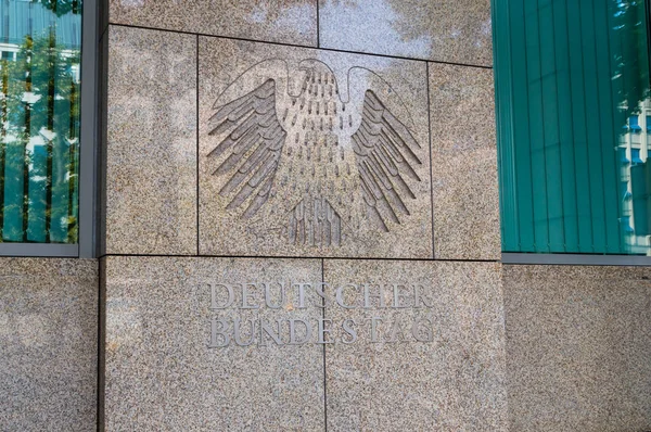 Silah veya Deutscher Bundestag logosu.