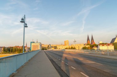Sabahları Polonya ve Almanya arasında sınır köprü görünümünü. Slubice şehir ve Frankfurt Oder şehir arasında köprü.