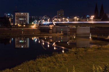 Polonya ve Almanca Oder Nehri üzerinde kenarlık köprü görünümünü. Slubice Polonya üzerinden Almanya'da Frankfurt Oder görünümünü.