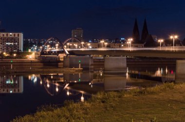 Polonya ve Almanca Oder Nehri üzerinde kenarlık köprü görünümünü. Slubice Polonya üzerinden Almanya'da Frankfurt Oder görünümünü.