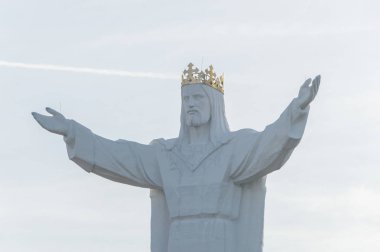 Swiebodzin, Polonya - 19 Ağustos 2018: İsa heykeli sabah Kral.