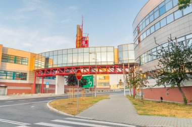 Slubice, Polonya - 19 Ağustos 2018: Skyway Collegium Polonicum Üniversitesi. Skyway Slubice sokakta üzerinde.