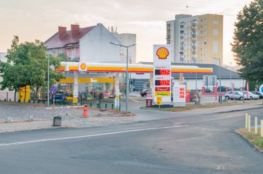 Slubice, Polonya - 19 Ağustos 2018: Shell benzin istasyonu sabah.