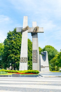 Poznan, Polonya - 19 Ağustos 2018: Anıt Haziran 1956 (Poznan haç), Adam Mickiewicz kare mağdurlarına.