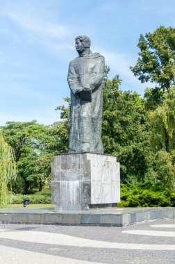 Poznan, Polonya - 19 Ağustos 2018: Polonyalı şair Adam Mickiewicz Anıtı.