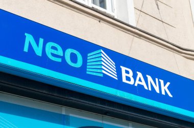 Poznan, Polonya - 19 Ağustos 2018: Logo ve neobank iz.